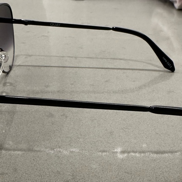 Quay High Key Large (formerly Mini) aviator gradient sunglasses in black - Picture 4 of 4